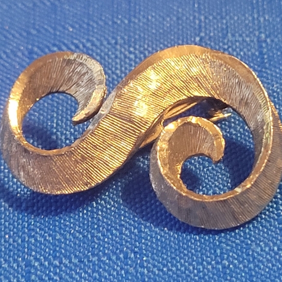 VINTAGE SIGNED MAMSELLE GOLD TONE *S* PIN - Picture 6 of 7